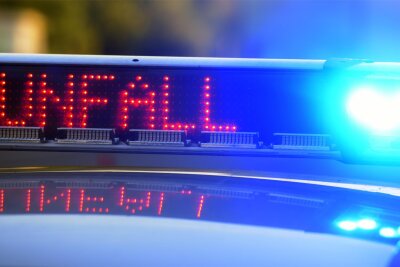 Unfall auf der B 173 in Mülsen: Mopedfahrer kommt schwerverletzt in Krankenhaus - Die Kreuzung an der B 173 in Mülsen war nach dem Unfall rund 90 Minuten voll gesperrt.