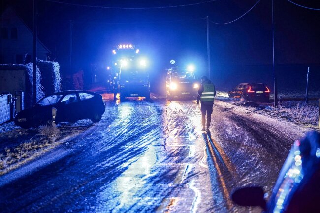 Unfall Auf Der B 180 In Callenberg: Autobahnzubringer War Rund Drei ...