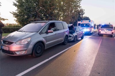 Unfall auf der B101 in Freiberg: 36-Jährige verletzt - Bei einem Auffahrunfall auf der B101 in Freiberg wurde eine Frau verletzt.