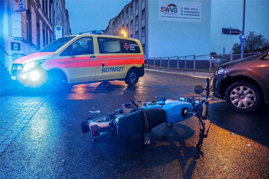 Unfall auf der Badener Straße in Meerane: Mopedfahrer kommt mit Verletzungen ins Krankenhaus - Nach dem Unfall musste am Freitagfrüh die Badener Straße in Meerane gesperrt werden.