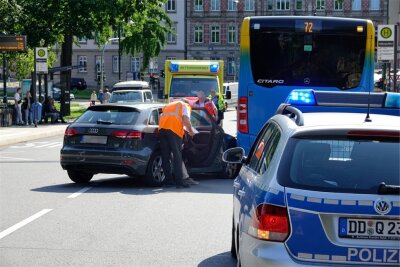 Unfall auf der Chemnitzer Kaßberg-Auffahrt: Auto kollidiert mit Bus - Der Unfall ereignete sich gegen 10 Uhr auf der Kaßbergauffahrt.