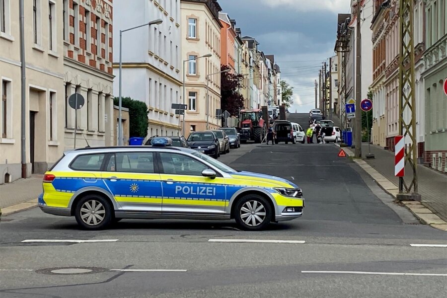 Unfall auf der Dr.-Külz-Straße in Meerane: Wichtige Umleitungsstrecke war rund eine Stunde voll gesperrt - Ein Polizeiwagen versperrt die Zufahrt zur Dr.-Külz-Straße in Meerane.