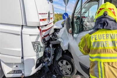 Unfall auf der Eicher Spange bei Auerbach - Ein Mercedes-Laster und ein Renault-Transporter sind am Donnerstag auf der Eicher Spange bei Auerbach zusammengestoßen.
