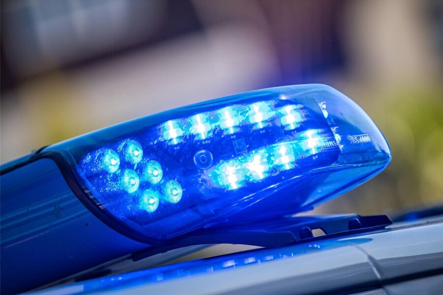Unfall auf der Westtrasse zwischen Werdau und Crimmitschau: Drei Fahrzeuge beschädigt - Zwei Personen haben sich beim Auffahrunfall auf der Westtrasse leicht verletzt.