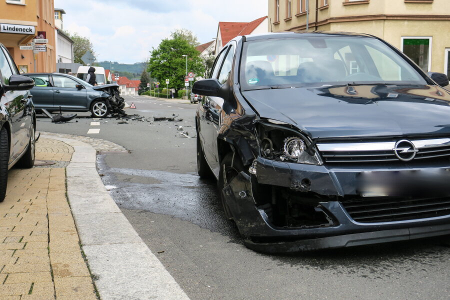 Unfall auf Kreuzung - eine Person verletzt - 