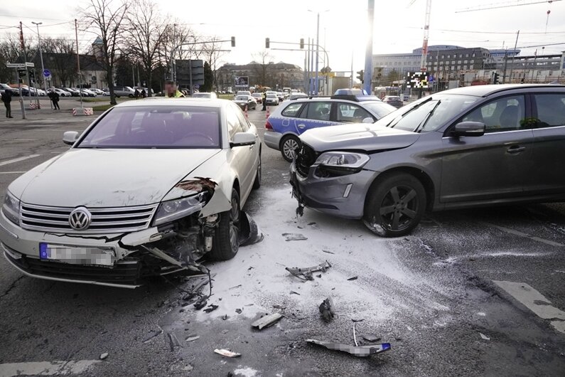 Bei dem Unfall kollidierten ein VW und ein Volvo.