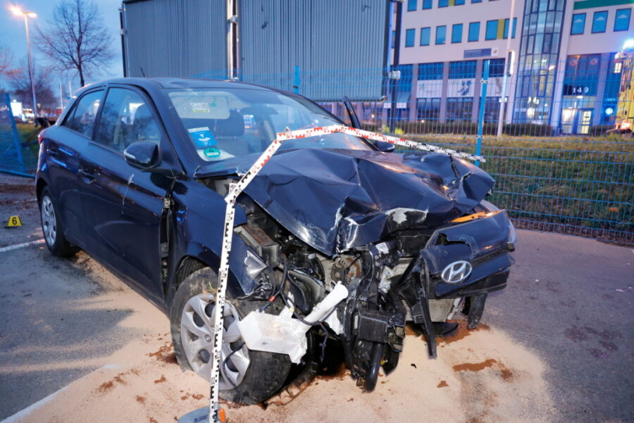 Unfall auf Neefestraße: Hyundai kracht durch Geländer - Fahrer stirbt in Klinik 