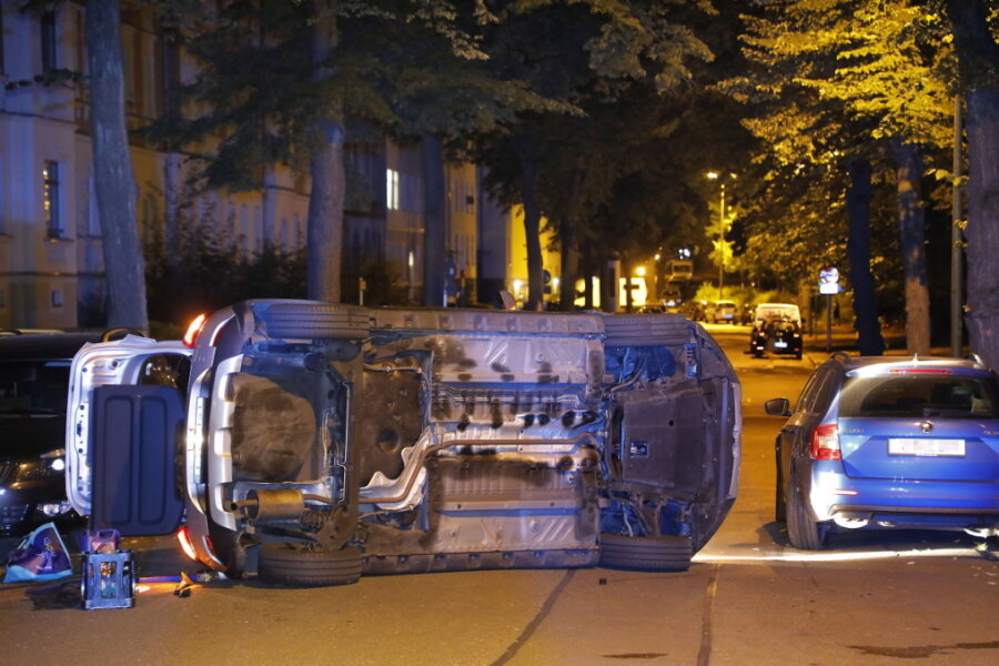 Das umgekippte Fahrzeug blockierte die Neefestraße.