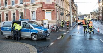 Unfall auf Pausaer Straße in Plauen: Mopedfahrer leicht verletzt - Einsatzkräfte der Polizei und Feuerwehr an der Unfallstelle.