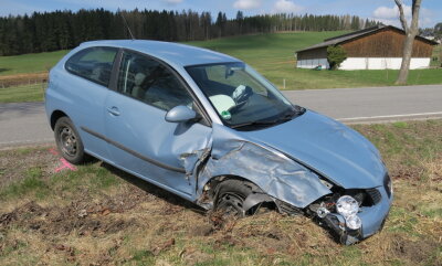 Unfall auf S 274: Seat stößt gegen Baum - Das Fahrzeug musste abgeschleppt werden.