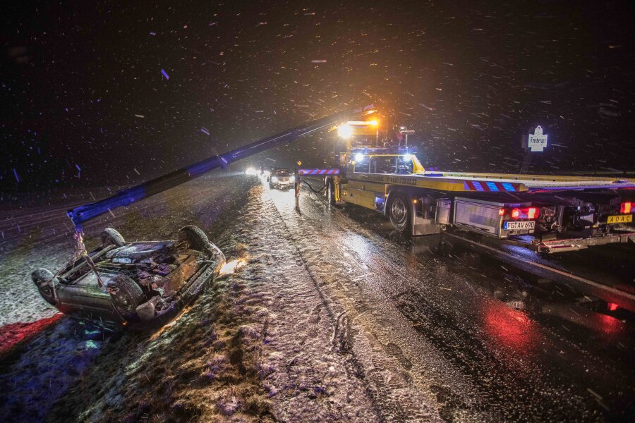 Unfall auf schneebedeckter Straße bei Freiberg - Ein Autofahrer verlor die Kontrolle über sein Fahrzeug und landete im Straßengraben auf dem Dach.