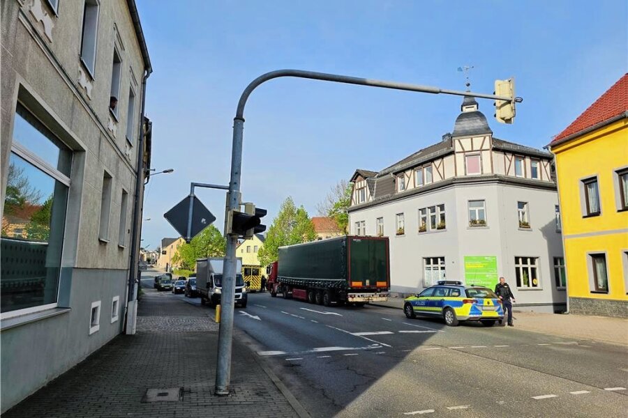 Unfall auf Schulweg in Zwickau: Achtjährige kommt ins Krankenhaus - Der Unfall hat sich am Montagfrüh auf der Lengenfelder Straße ereignet. 