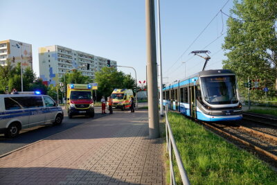 Unfall auf Stollberger Straße: 90-Jährige von Straßenbahn erfasst - 