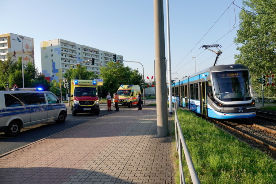 Unfall auf Stollberger Straße: 90-Jährige von Straßenbahn erfasst - 