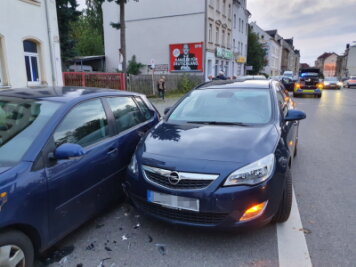 Unfall auf Zwickauer Straße: Opel rammt VW - 