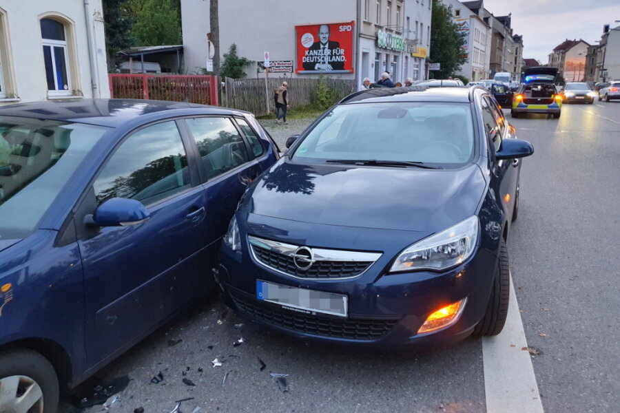 Unfall auf Zwickauer Straße: Opel rammt VW