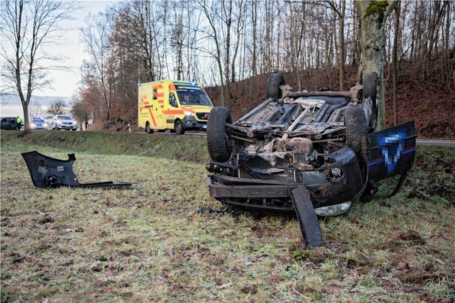Unfall bei Brand-Erbisdorf: Auto landet auf dem Dach - Die Fahrerin wurde bei dem Unfall nach Polizeiangaben leicht verletzt und ist in ein Krankenhaus gebracht worden. 