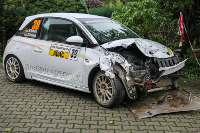 Unfall bei der Rallye Erzgebirge - Der Opel Adam prallte gegen einen Betonpfeiler. 