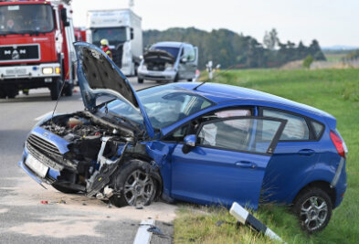 Unfall bei Elsdorf - Zwei Verletzte - Zwei Personen sind am Freitag bei einem Autounfall nahe Elsdorf verletzt worden.