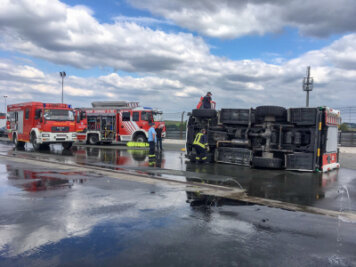 Unfall bei Fahrsicherheitstraining auf dem Sachsenring: Feuerwehrauto kippt um - Beim Trainieren des Fahrens auf nasser Fahrbahn ist ein Löschfahrzeug am Samstag kurz vor 16.30 Uhr umgekippt.