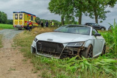 Unfall bei Falkenbach: Audi TT pflügt Maisfeld um - Der Audi TT RS kam erst nach rund 50 Metern zum Stehen.