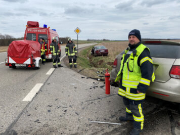 Unfall bei Frankenberg fordert zwei Schwerverletzte - Einsatzleiter Tino Hocke (rechts) und weitere Mitglieder der Freiwilligen Feuerwehr Frankenberg sichern den Unfallort. 