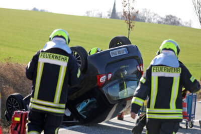 Unfall bei Gersdorf: Renault verunglückt nach Ausweichmanöver - Ein Renault Twingo ist am Samstagnachmittag auf dem Hofgraben zwischen Gersdorf und Hohndorf verunglückt.