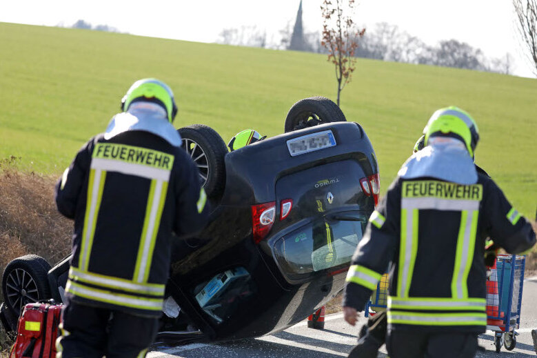 Unfall bei Gersdorf: Renault verunglückt nach Ausweichmanöver - Ein Renault Twingo ist am Samstagnachmittag auf dem Hofgraben zwischen Gersdorf und Hohndorf verunglückt.