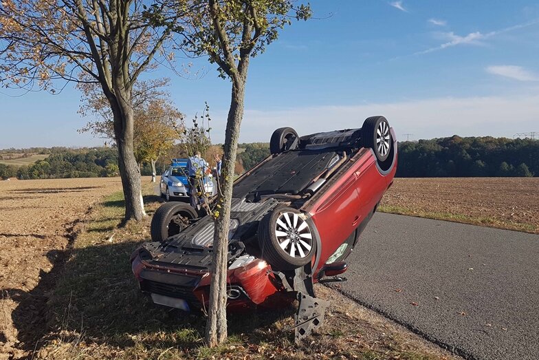 Unfall bei Glauchau - Auto landet auf Dach - Der Honda blieb an einem Baum liegen.