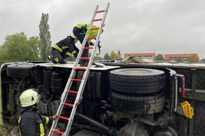 Unfall bei Großschirma: Sattelschlepper landet in Straßengraben - Am Montag kam es bei Großschirma zu einem Unfall mit einem LKW. Die Freiwillige Feuerwehr Großschirma war im Einsatz.