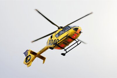 Unfall bei Klingenthal: Hubschrauber bringt Schwerverletzten ins Krankenhaus - Ein 20-jähriger Mann musste mit einem Hubschrauber ins Krankenhaus gebracht werden.