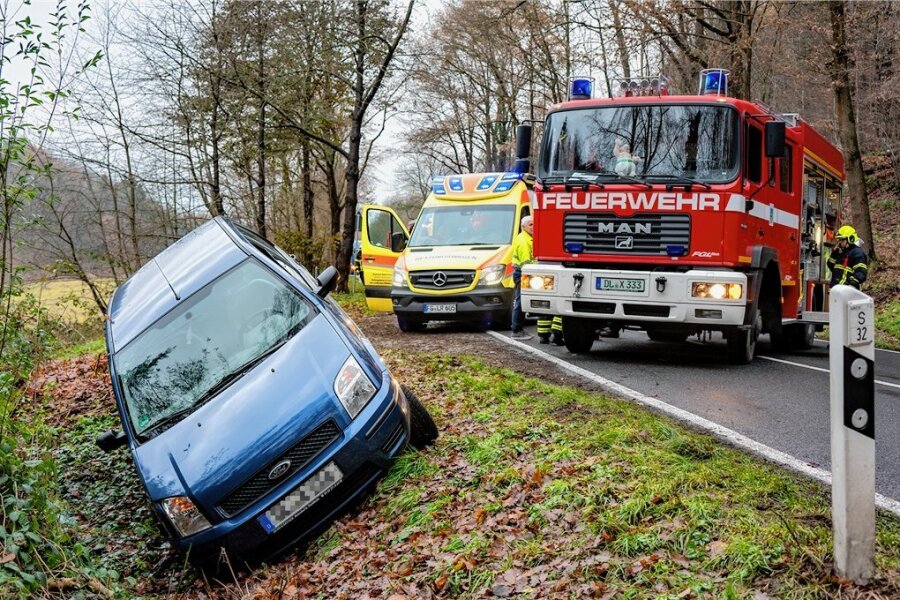 Unfall bei Kriebstein: Auto droht am Hang abzurutschen - Ein Ford drohte an einer Böschung der Kriebsteiner Straße zwischen Waldheim und Kriebstein abzurutschen.