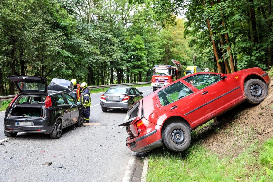 Unfall bei Lößnitz: Auto rammt zwei andere aus dem Weg - Auf der B 169 sind drei Fahrzeuge miteinander kollidiert.