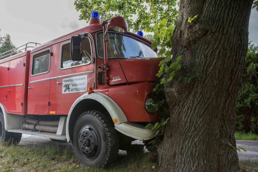 Unfall bei Obersaida: Verletzte Feuerwehrleute sind wieder daheim - Auf dem Weg zu einem schweren Motorradunfall bei Obersaida ist dieses Löschfahrzeug der Freiwilligen Feuerwehr Saidenbach am 21. Juli dieses Jahres nahe der B 101 verunglückt.