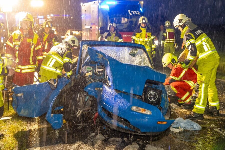 Unfall bei Poppengrün: Mazda-Fahrer im Autowrack eingeklemmt - Das Fahrzeug wurde schwer beschädigt, der Fahrer durch die Wucht des Aufpralls im Wrack eingeklemmt.