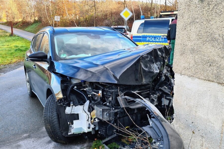 Unfall bei Reichenbach wegen Straßenglätte - An einer Hauswand in Unterheinsdorf endete die Fahrt des Ford. Der Fahrer wurde zur Behandlung ins Krankenhaus gebracht. 