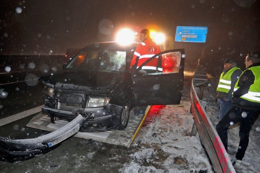Unfall bei Schneeglätte auf der A4 bei Hohenstein-Ernstthal - Der Verkehr wurde einspurig an der Unfallstelle vorbeigeleitet. Es bildete sich Rückstau.