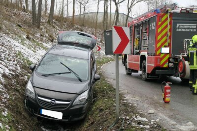 Unfall bei Schwarzenberg: Fahrer muss aus seinem Auto gerettet werden - 