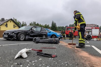 Unfall bei Treuen: Straße gesperrt - Zur Unfallaufnahme und Bergung der Unfallfahrzeuge musste die Kreuzung zwei Sunden gesperrt werden.