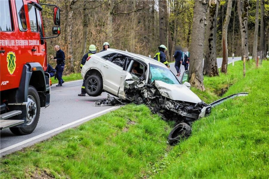 Unfall bei Zschorlau: Audi-Fahrerin kommt mit schweren Verletzungen ins Krankenhaus - Der Audi ist zwischen Zschorlau und Burkhardsgrün gegen einen Baum geprallt. 
