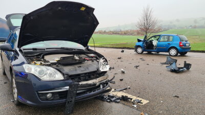 Unfall beim Abbiegen: Zwei Verletzte in Reinsdorf - Die beiden Autofahrerinnen sind bei dem Unfall am Montagvormittag in Reinsdorf verletzt worden.