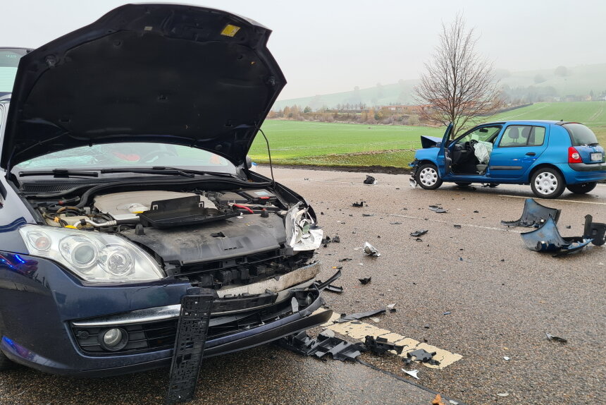Unfall beim Abbiegen: Zwei Verletzte in Reinsdorf - Die beiden Autofahrerinnen sind bei dem Unfall am Montagvormittag in Reinsdorf verletzt worden.