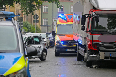 Unfall beim Ausparken: Autofahrerin verletzt - Auf dem Dr.-Friedrichs-Ring in Zwickau ist es am Donnerstagvormittag zu einem Unfall gekommen.