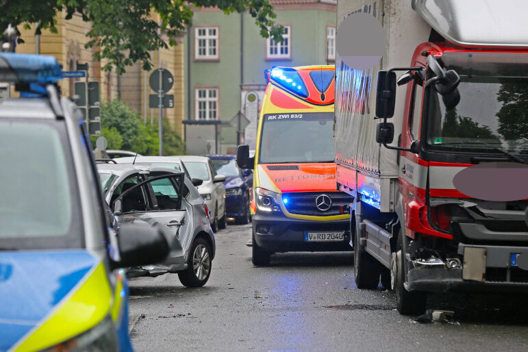 Unfall beim Ausparken: Autofahrerin verletzt - Auf dem Dr.-Friedrichs-Ring in Zwickau ist es am Donnerstagvormittag zu einem Unfall gekommen.