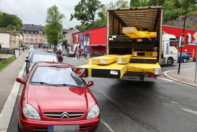 Unfall beim Rückwärtsfahren: Lkw rammt Citroën - 