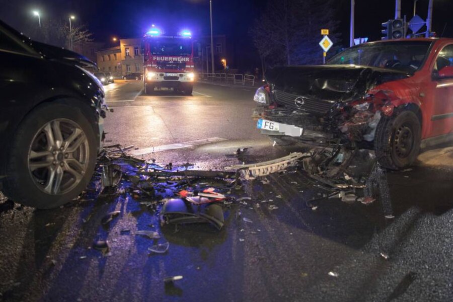 Unfall: Drei Autos in Freiberg zusammengestoßen - 