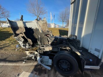 Unfall - Fahrerhaus von Lkw abgerissen - 