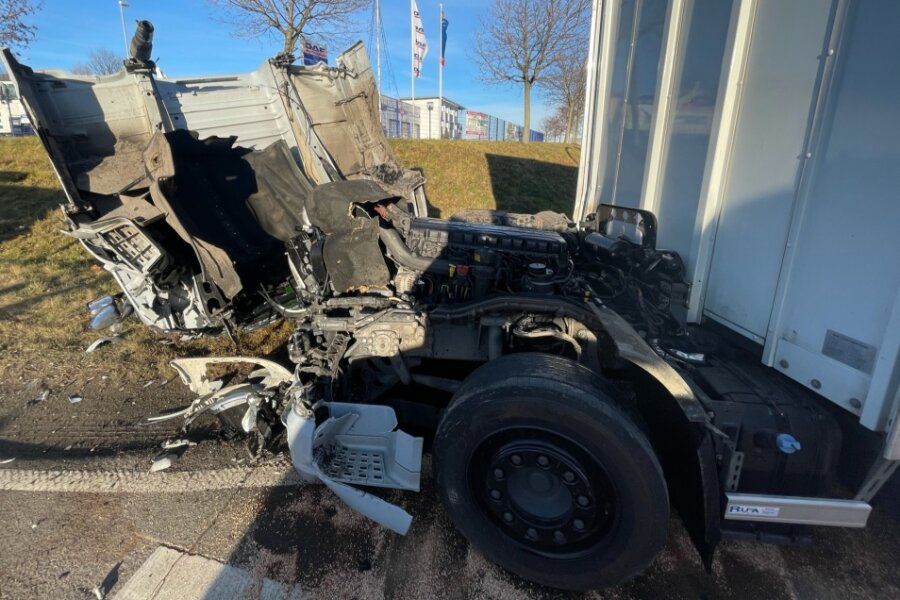 Unfall - Fahrerhaus von Lkw abgerissen - 