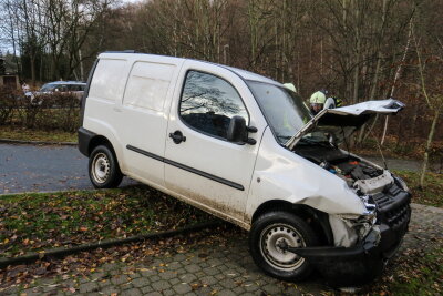 Unfall: Fiat durchbricht Hecke - Ein Unfall hat sich am Mittwochnachmittag auf der Schlemaer Straße in Aue ereignet.