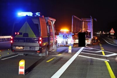Unfall im Baustellenbereich: A4 ab Auffahrt Glauchau-West gesperrt - Der Verkehr wurde links am Lkw vorbeigeleitet. Seit Beginn der Bergungsarbeiten ist die A4 ab der Auffahrt Glauchau-West gesperrt.